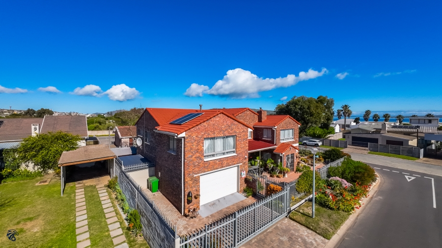 5 Bedroom Property for Sale in Middedorp Western Cape